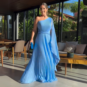 Vestido Largo Asimétrico Plisado – Elegancia con Movimiento y Capa Lateral