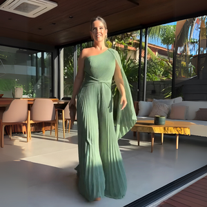 Vestido Largo Asimétrico Plisado – Elegancia con Movimiento y Capa Lateral