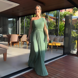 Vestido Largo Asimétrico Plisado – Elegancia con Movimiento y Capa Lateral