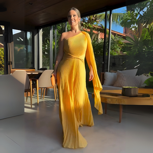 Vestido Largo Asimétrico Plisado – Elegancia con Movimiento y Capa Lateral
