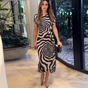 Vestido Midi con Estampado Óptico – Corte Recto con Lazo Lateral