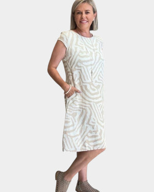 Vestido de verano favorecedor con cuello redondo y estampado