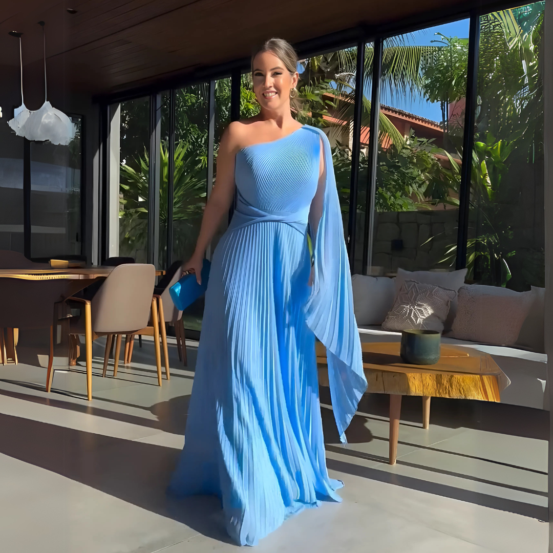 Vestido Largo Asimétrico Plisado – Elegancia con Movimiento y Capa Lateral