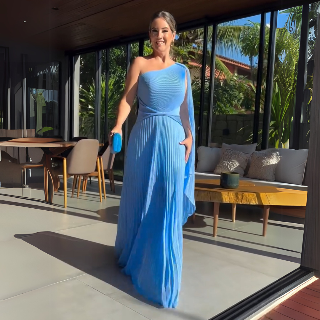 Vestido Largo Asimétrico Plisado – Elegancia con Movimiento y Capa Lateral