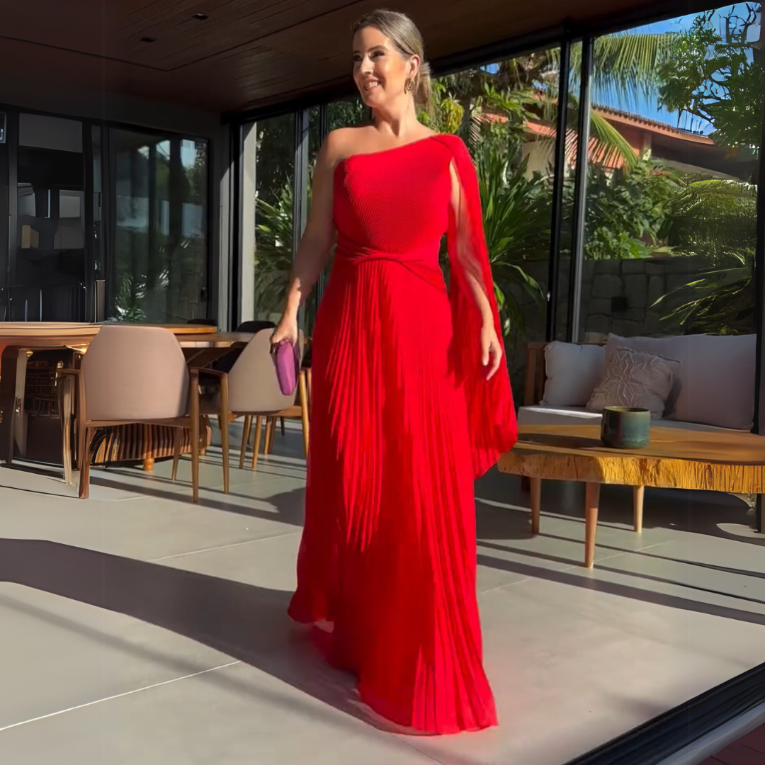 Vestido Largo Asimétrico Plisado – Elegancia con Movimiento y Capa Lateral