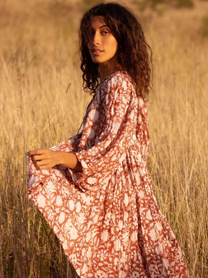 Vestido corto floral con mangas abullonadas