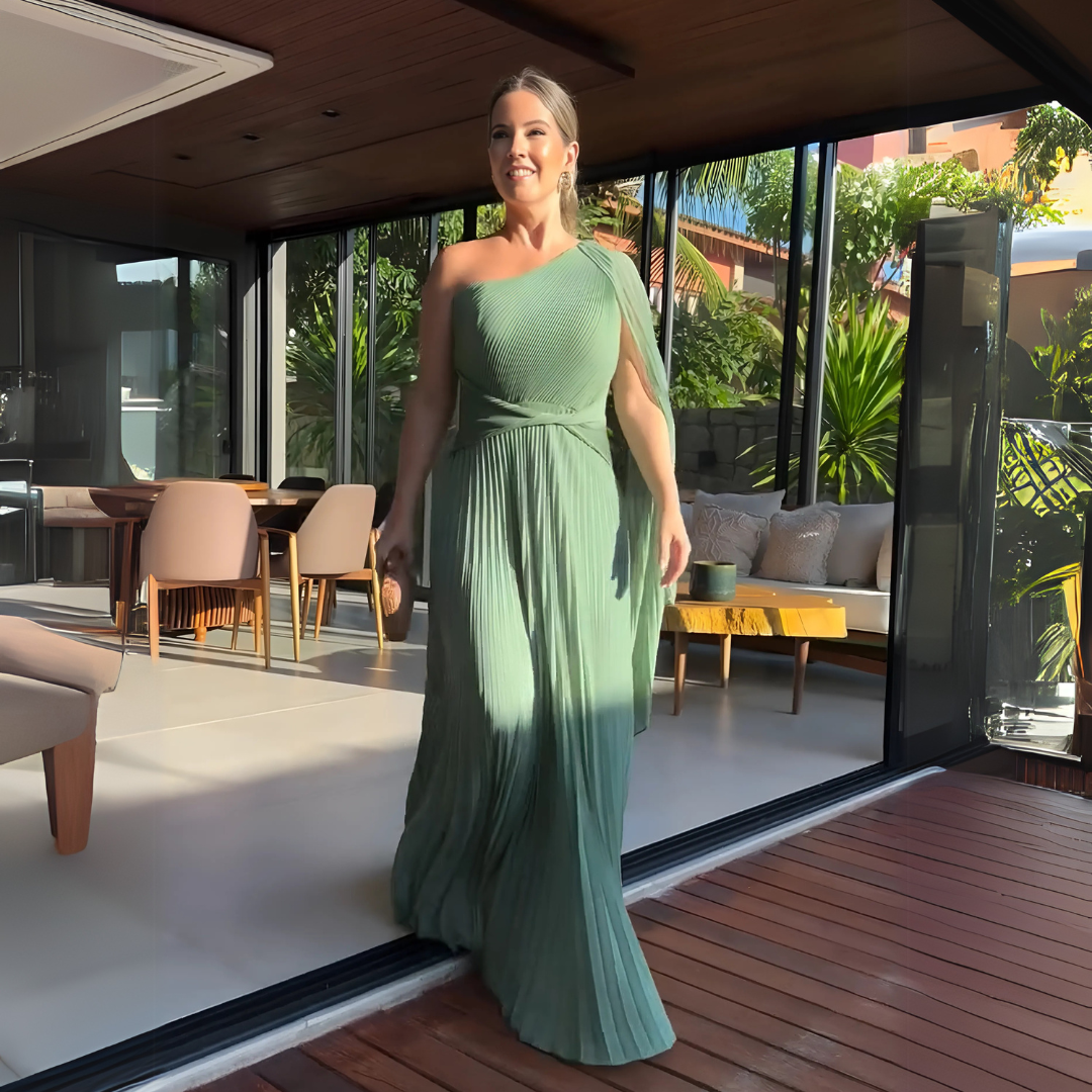 Vestido Largo Asimétrico Plisado – Elegancia con Movimiento y Capa Lateral