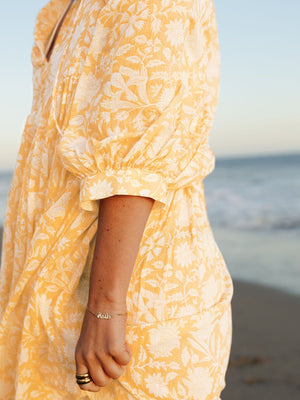 Vestido corto floral con mangas abullonadas