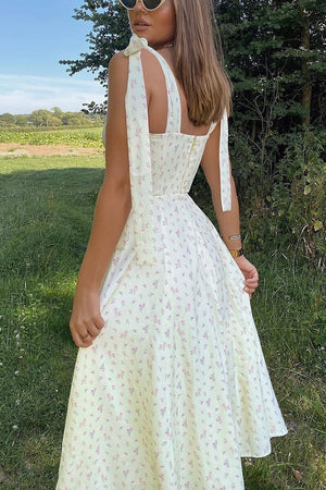 Bonito vestido midi con tirantes y abertura