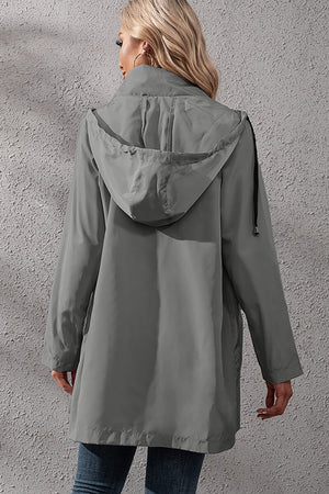 Chaqueta cortavientos impermeable urbana con capucha