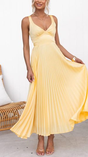 Vestido Largo Amarillo Plisado con Escote en V – Elegancia y Estilo