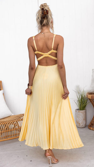 Vestido Largo Amarillo Plisado con Escote en V – Elegancia y Estilo