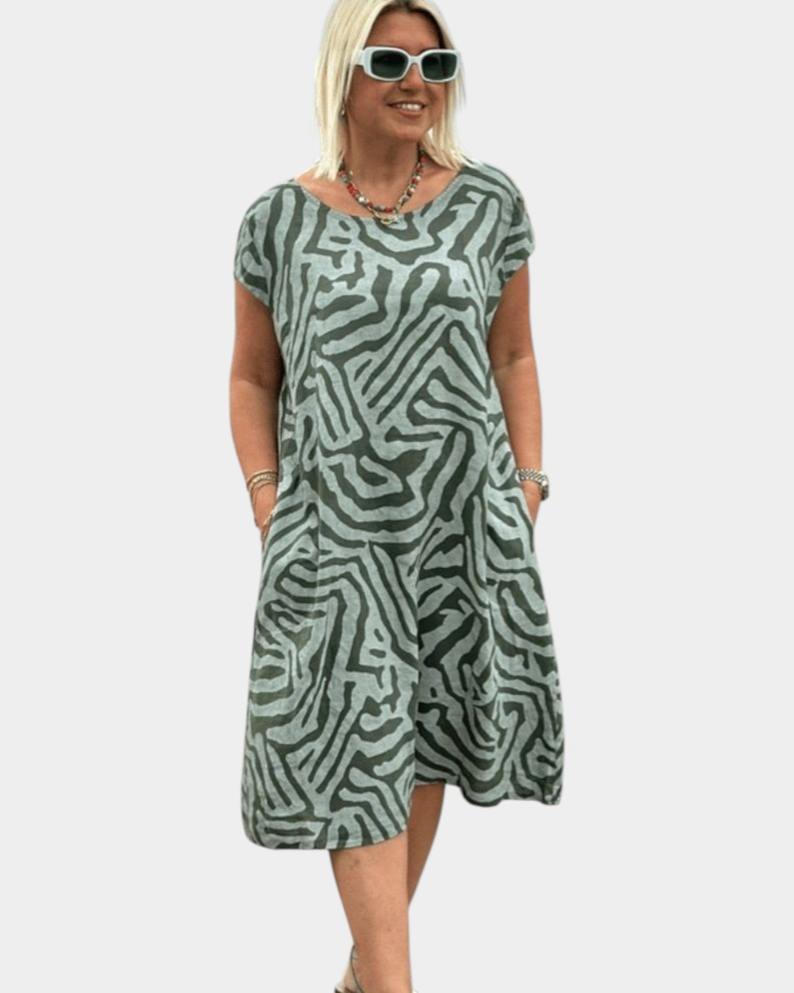 Vestido de verano favorecedor con cuello redondo y estampado