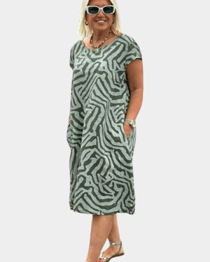 Vestido de verano favorecedor con cuello redondo y estampado