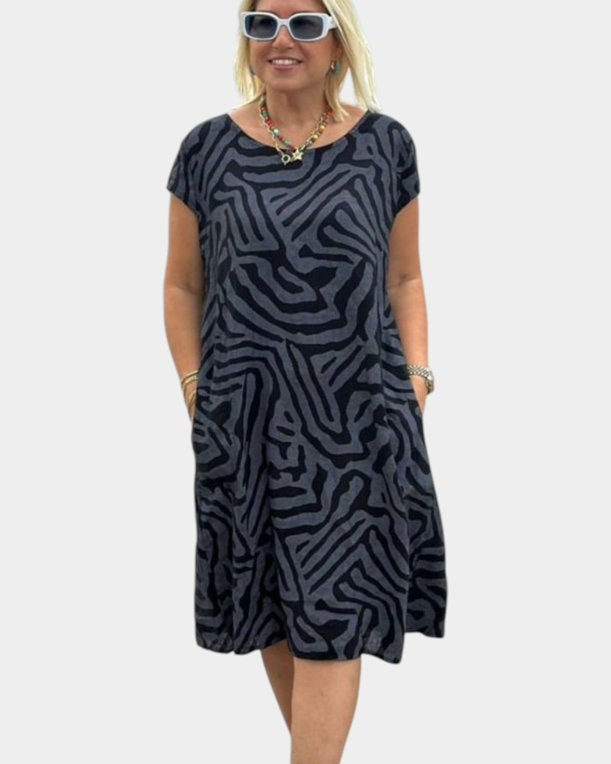 Vestido de verano favorecedor con cuello redondo y estampado