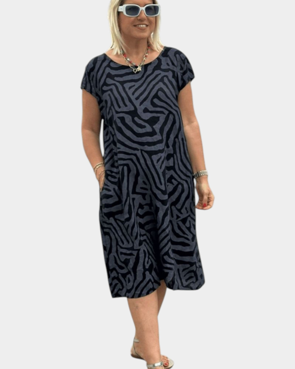 Vestido de verano favorecedor con cuello redondo y estampado