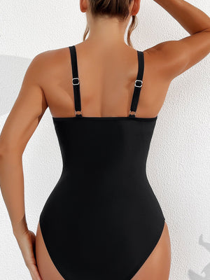 Traje de baño negro con cuello en V y elegancia fruncida de malla